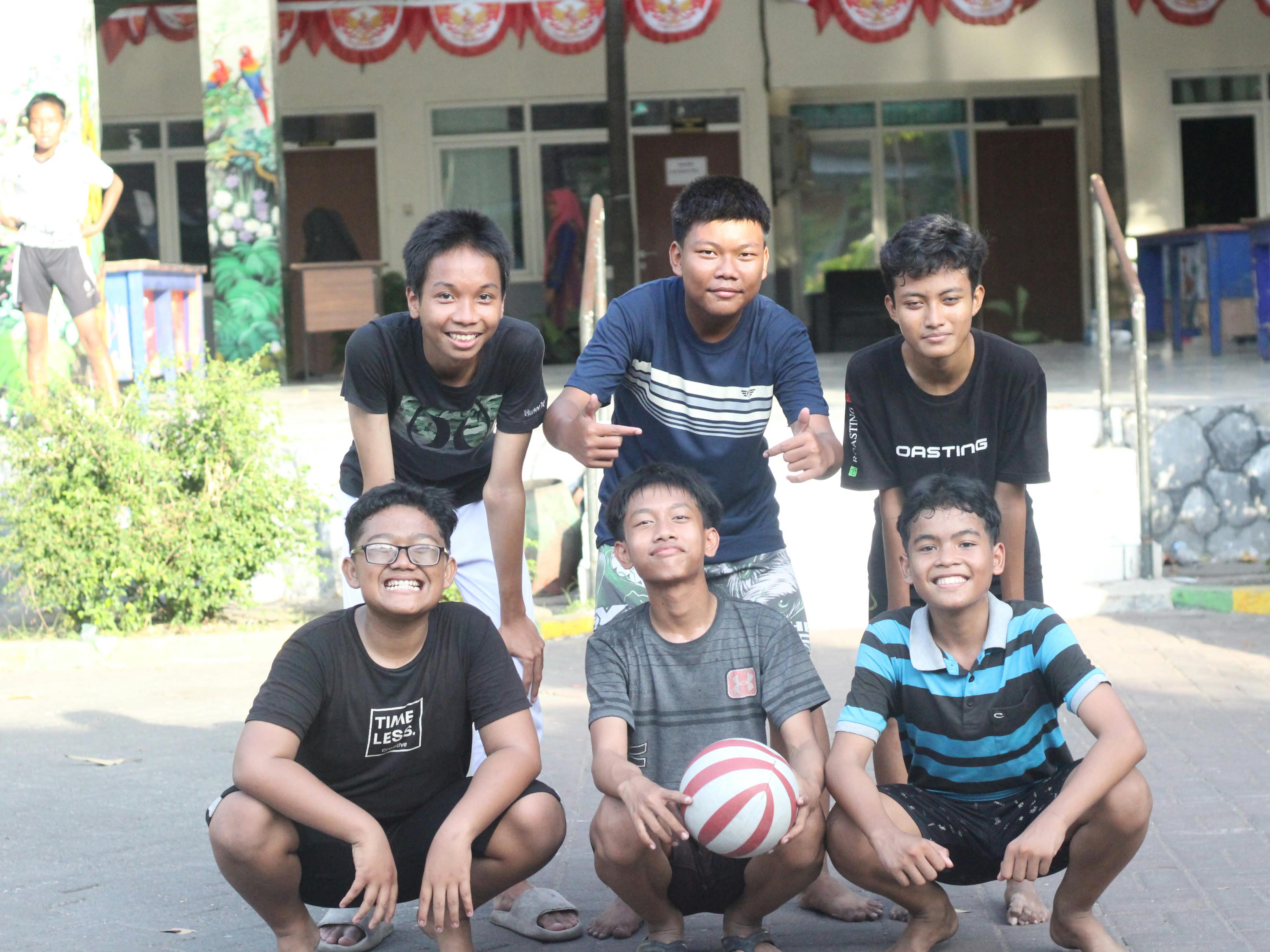 Bintang bersama teman-temannya